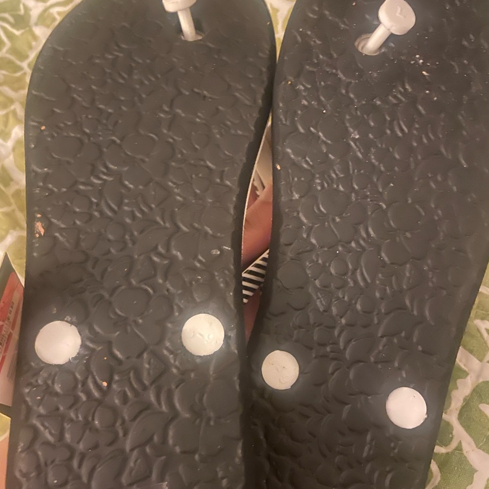 NWT Roxy flip flops size 9 - Picture 2 of 2
